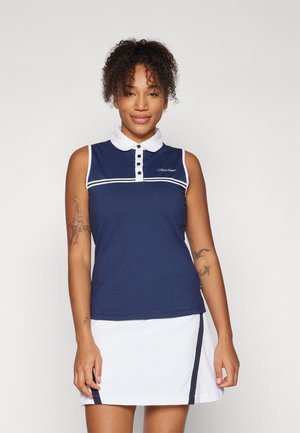 Polo senza maniche blu navy con colletto bianco, regolazione a tre bottoni e strisce orizzontali. Abbinato a una gonna bianca con una striscia laterale blu navy.