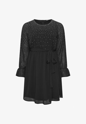Zwarte jurk met lange doorzichtige mouwen, versierd met kleine studs en een getailleerde taille. Heeft een strikdetail en een uitlopende zoom. Gladde, lichte stof.