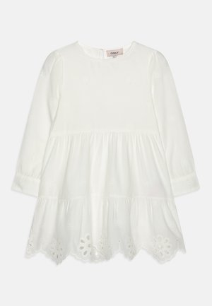 Hvit langermet kjole med rund hals, lagdelt design, broderte blomster mønstre og bølget kant med utskårne blomsterdetaljer.