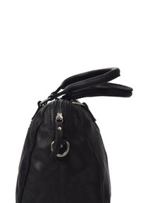 Bolso de mano de cuero negro con una textura suave, un zipper central y dos asas cortas. Cuenta con un acento de anillo metálico en el lateral.