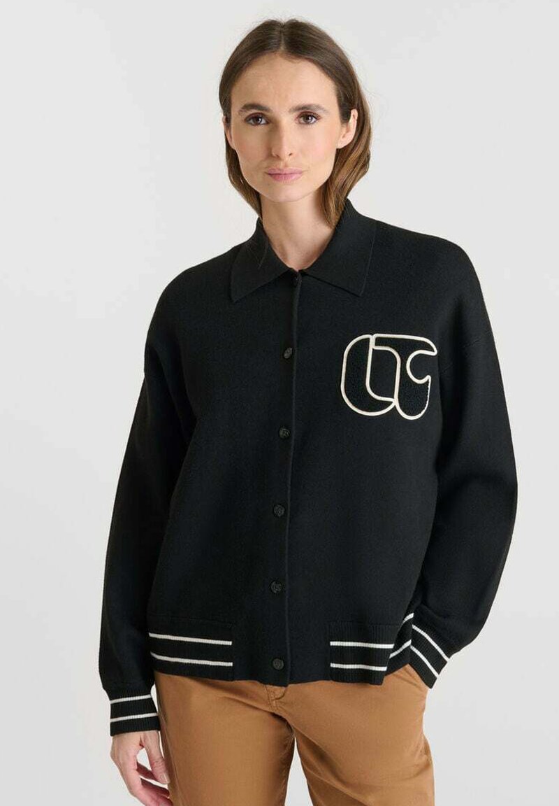 Cardigan nero in lana con colletto, dettagli a righe bianche su polsini e orlo, dotato di un grande logo ricamato sul petto.