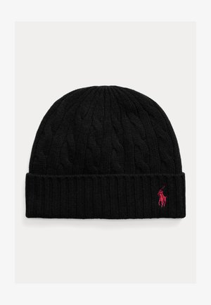 Gorro de punto negro con patrones gruesos de trenzas y puño acanalado. Cuenta con un pequeño logo rojo bordado en el lateral.