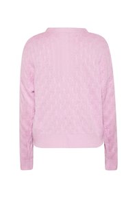 Różowy sweter z dzianiny z teksturowanym wzorem w romby, długimi rękawami i ściągaczem na dole. Widok z tyłu pokazuje luźną, skróconą sylwetkę.