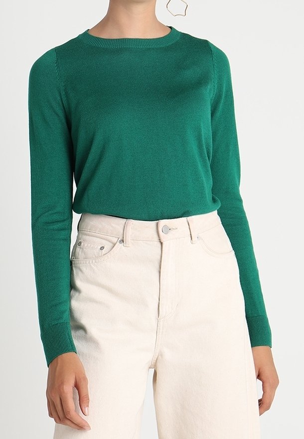 Teal långärmad sweater med rund halsringning, ribbade mudd och jämn textur, i kombination med hög midja ljusbeiga jeans.