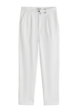 Pantalon blanc sur mesure avec plis devant, poches latérales, passants de ceinture et fermeture à boutons sur le devant.