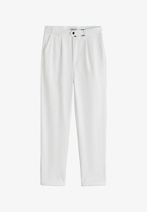 Pantalon blanc sur mesure avec plis devant, poches latérales, passants de ceinture et fermeture à boutons sur le devant.
