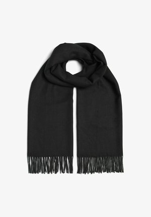 Černý šátek vyrobený z měkkého materiálu, s hladkým povrchem a dlouhými třásněmi na okrajích, složený do kruhového tvaru.