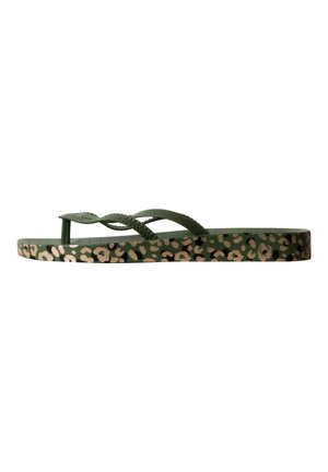 Sandale flip-flop verte avec motif léopard sur la semelle et lanières tressées, vue de côté.
