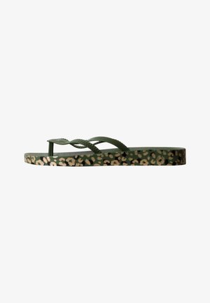 Groene teenslipper met luipaardprint op de zool en gevlochten bandjes, zijaanzicht.