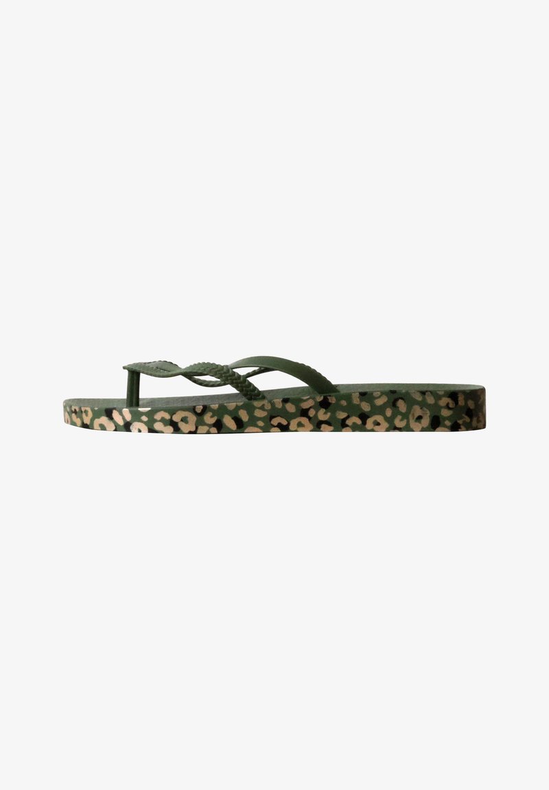 Sandale flip-flop verte avec motif léopard sur la semelle et lanières tressées, vue de côté.