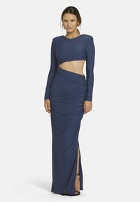 Abito lungo a maniche lunghe di colore blu navy con un'apertura in vita e dettagli arricciati sui lati. Presenta una fessura laterale e un tessuto morbido e elasticizzato.