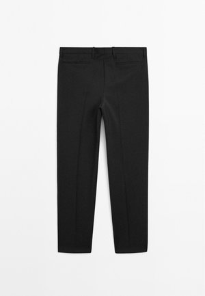 Schwarze maßgeschneiderte Hose mit glatter Textur, schmaler Passform, Gürtelschlaufen und zwei Gesäßtaschen; keine sichtbaren Muster oder Akzente.