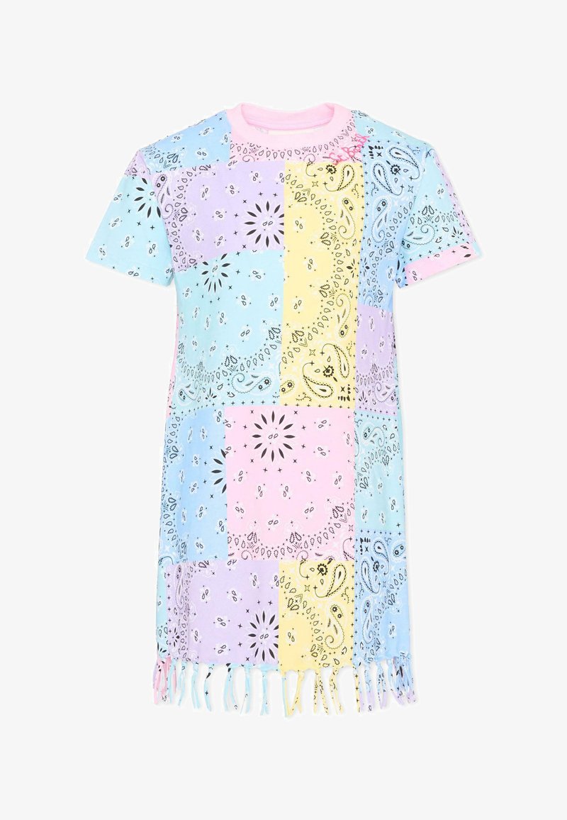 Robe patchwork à manches courtes avec imprimés bandana pastel bleu, rose, jaune et lavande, et bordure à franges à l'ourlet.