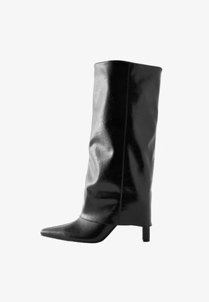 Černé vysoké stiletto boty do kolen vyrobené z leského syntetického materiálu. Mají špičatou špičku a minimální švy na svršku.