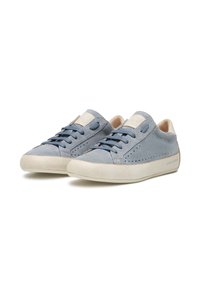 Sneaker in suede grigio con tallone in pelle beige, dotati di lacci blu scuro e dettagli perforati sui lati. Suola in gomma di colore chiaro.