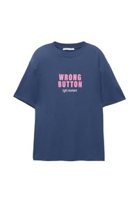 Dunkelblaues Baumwoll-T-Shirt mit kurzen Ärmeln. Mit pinkem Text: "FALSCHER KNOPF" über "richtiger Moment" in einer modernen Schriftart.