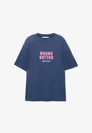 Dunkelblaues Baumwoll-T-Shirt mit kurzen Ärmeln. Mit pinkem Text: "FALSCHER KNOPF" über "richtiger Moment" in einer modernen Schriftart.