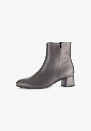 Dunkelgrauer Lederstiefel mit schlankem Design, runder Zehenform und modestem Blockabsatz. Mit einer geschlitzten Öffnung für ein einfaches Anziehen.