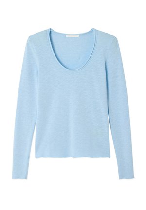 Svijetloplava košulja dugih rukava s okruglim izrezom, izrađena od mekog, laganog materijala glatke teksture bez vidljivih uzoraka.