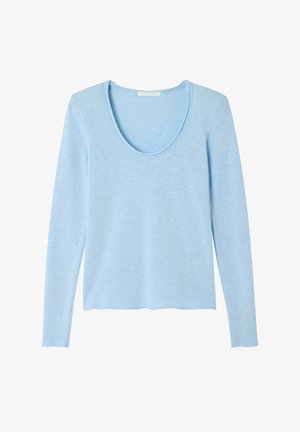 Svijetloplava košulja dugih rukava s okruglim izrezom, izrađena od mekog, laganog materijala glatke teksture bez vidljivih uzoraka.