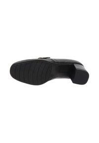 Zapato de tacón alto de cuero negro con puntera redondeada, tacón cuadrado y suela de goma texturizada con ranuras horizontales para mayor agarre.