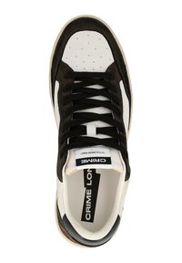 Sneaker bianche con dettagli in suede marrone, lacci neri e suola di gomma testurizzata. Include un'etichetta prominente con il design "CRIME".