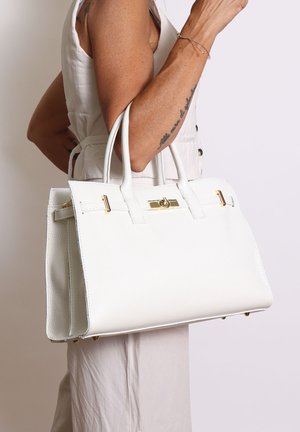Borsa in pelle bianca con forma strutturata. Presenta hardware dorato e manici doppi. Texture liscia con design minimalista e senza motivi.