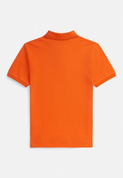 Polo tričko s krátkym rukávom v jasnej oranžovej farbe, s klasickým golierom a hladkou, rovnomernou textúrou, s čistým, minimalistickým dizajnom.