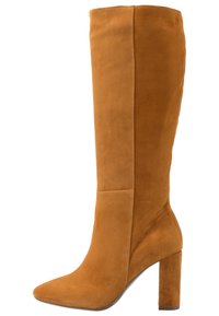 Bota alta de ante para mujer en color tostado, con puntera puntiaguda y tacón grueso, mostrada sobre un fondo blanco.