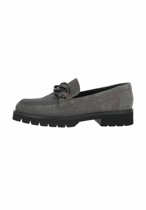 Mocassin en daim gris avec semelle noire épaisse et détail chaîne noire sur le dessus, vu de côté sur fond blanc.