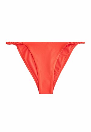 Jasno pomarańczowy dół od bikini z zaplecionymi bocznymi paskami, ułożony płasko na białym tle.