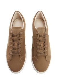 Baskets en daim marron à bout arrondi, lacets plats et semelle extérieure en caoutchouc blanc ; détails cousus et col rembourré.