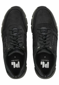 Scarpe sportive nere con una parte superiore testurizzata, punta rotonda e chiusura con lacci. Presentano cuciture a contrasto e una linguetta imbottita per il confort.