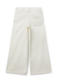 Witte wijdvallende broek van katoen, met twee achterzakken en een rechte zoom. Gladde textuur met een frisse afwerking.