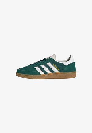 Baskets en daim vert à profil bas avec des bandes blanches, languette de talon blanche, semelle en gomme et marquage doré « SPEZIAL » sur le côté.