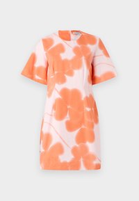 Rochie cu mânecă scurtă de culoare roz deschis, decorată cu un model floral în nuanțe de portocaliu. Gât simplu, rotund și croială dreaptă.
