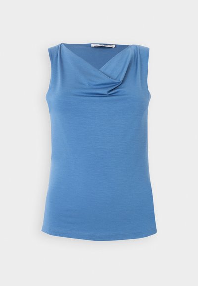 Αμάνικη ανοιχτό γαλάζιο τοπ με ντραπαρισμένη λαιμόκοψη, εφαρμοστή σιλουέτα και λείο ύφασμα από την Tiger of Sweden.
