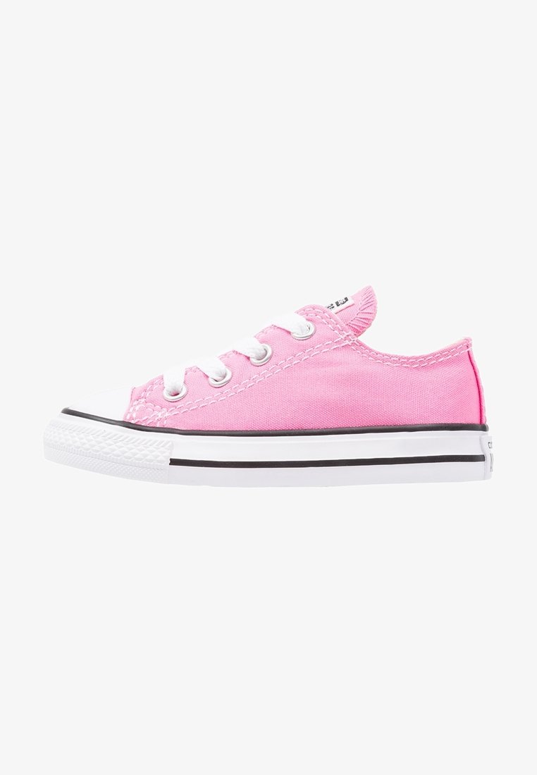 Sneakers in canvas rosa con suole e lacci bianchi, caratterizzati da strisce nere lungo la suola e un design a taglio basso.