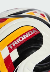 Kratak prikaz šarene replike Trionda Mini lopte za utakmice s crvenim, žutim, crnim i bijelim uzorcima na površini.