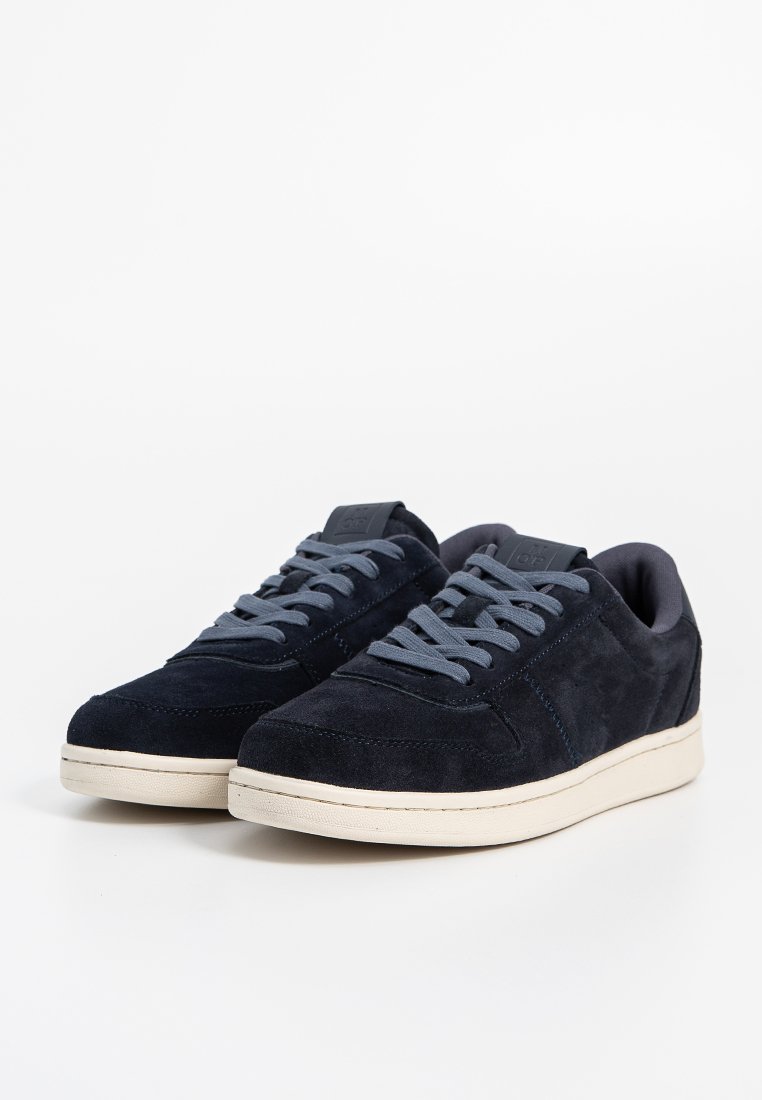 Marineblauwe suède sneakers met lichtblauwe veters, crème rubberen zolen en een minimalistisch ontwerp. Heeft een ronde neus en een gevoerde kraag.