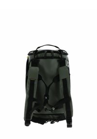 Sac à dos étanche vert avec des accents noirs, bretelles réglables, poignée supérieure et fermeture à enroulement. Inclut des crochets en métal et une étiquette de marque.