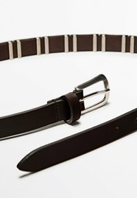 Cintura in pelle marrone con fibbia in metallo argentato. La cintura presenta una superficie liscia ed è progettata con dettagli segmentati per maggiore flessibilità.