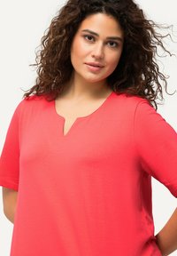 Ulla Popken A-LINIE HALBARM - Triko s potiskem - dark coral