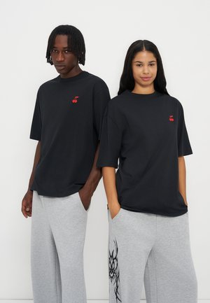 YOURTURN by Zalando, REGULAR FIT - T-shirt basic - black/red