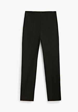 Czarne dopasowane, taliowane spodnie z kantem z przodu, płaskim pasem i bez widocznych kieszeni ani guzików.