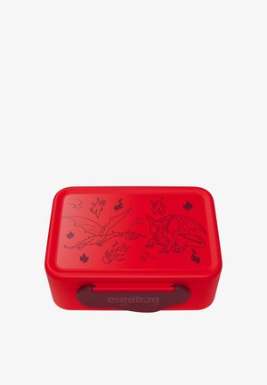 Rote Brotdose mit glänzender Oberfläche, die Illustrationen eines schwarzen Drachen und Flammen zeigt. Rechteckige Form mit sicherem Verschluss und sichtbarem Logo.