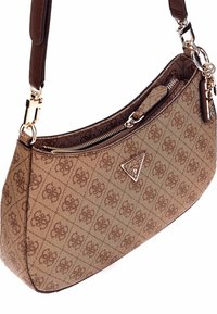 Borsa a spalla Guess marrone con motivo a monogramma, hardware dorato, chiusura con zip e tracolla regolabile.