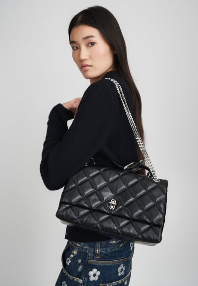 Borsa nera in pelle con motivo a rombi, tracolla in catena argentata e chiusura in metallo lucido. Materiale testurizzato e forma strutturata.
