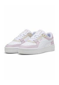 Sneaker bianchi e rosa chiaro con tomaia in pelle liscia, punta perforata e suola in gomma bianca. Presentano lacci bianchi e sottili accenti di branding.