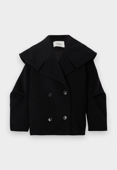 Zwarte dubbelzijdige wollen jas met een oversized brede kraag en vier knopen, plat weergegeven tegen een lichte achtergrond.